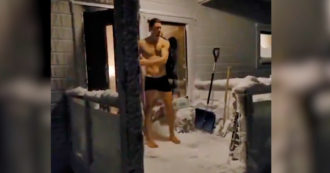 Copertina di Ibrahimovic si tuffa nella neve in mutande. Poi scherza: “Perché Sanremo è Zanremo” – Video