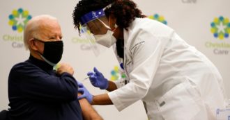 Stati Uniti, 3 milioni di vaccinati ma l’obiettivo era 20 milioni: “Somministrazione lasciata a strutture già sovraccariche causa pandemia”