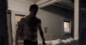 Copertina di Zlatan Ibrahimović si butta sulla neve in mutande: ecco cosa vuole dirci