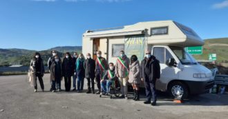 Copertina di Sicilia, la legge sulle zone franche montane è ferma da un anno: presidio a oltranza (e a turno) di 133 sindaci in camper