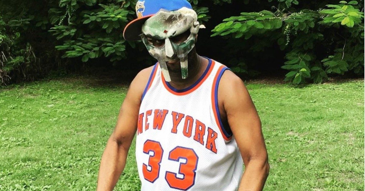 Morto il rapper MF Doom, la moglie annuncia la sua scomparsa due mesi dopo il decesso: nessuna spiegazione, aveva 49 anni