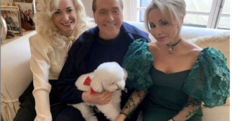 Copertina di Gli auguri di Capodanno di Silvio Berlusconi: la foto con la fidanzata Marta Fascina e la figlia Marina è virale