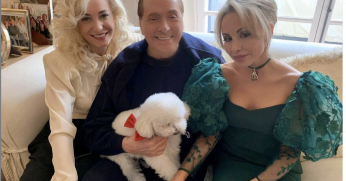 Gli auguri di Capodanno di Silvio Berlusconi: la foto con la fidanzata Marta Fascina e la figlia Marina è virale