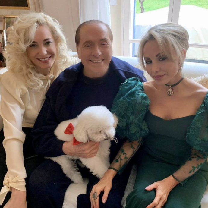 Gli auguri di Capodanno di Silvio Berlusconi: la foto con la fidanzata Marta Fascina e la figlia Marina è virale