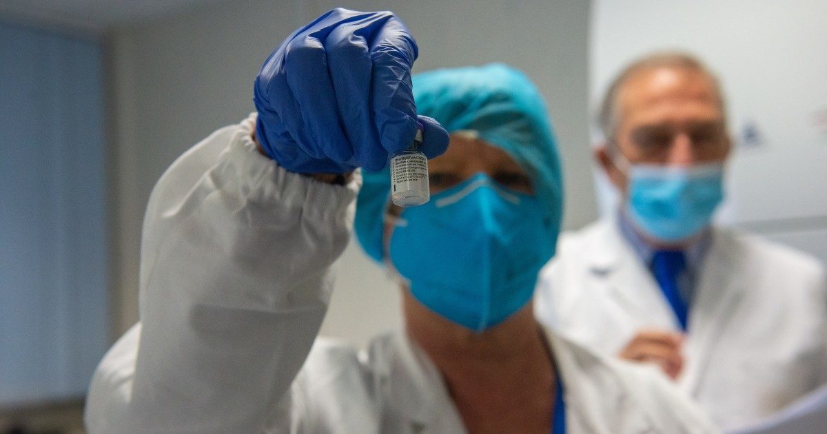 Vaccino Covid, la proposta di Malvaldi: “Per proteggere gli anziani meglio immunizzare prima chi lavora a contatto con tante persone”