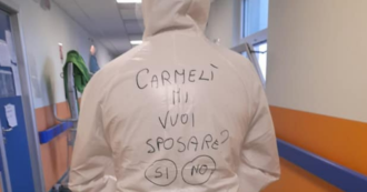 Copertina di “Carmelì mi vuoi sposare?”: a Brindisi un infermiere scrive la proposta di matrimonio sulla tuta anti Covid