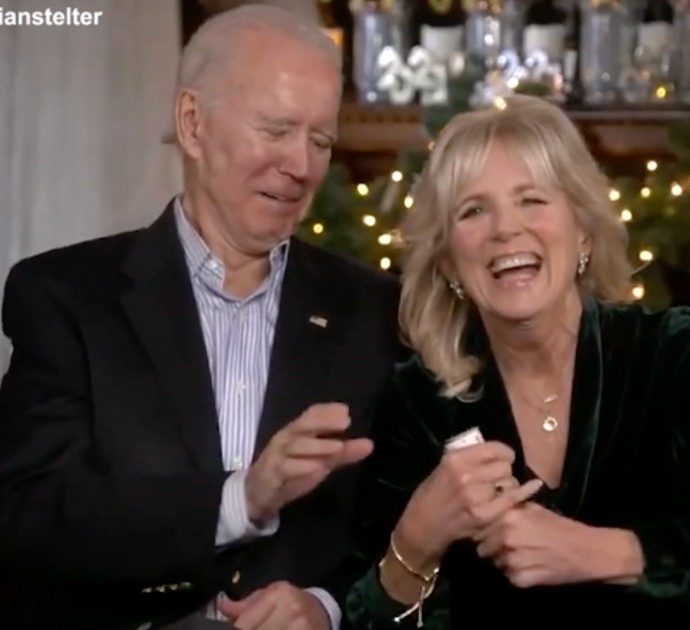 Auguri con gaffe per Biden e la moglie, in diretta sulla Abc per la fine del 2020 non riescono a lanciare i coriandoli