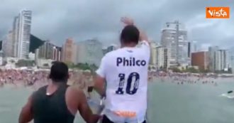 Bolsonaro si tuffa in mare a San Paolo per festeggiare il nuovo anno, poi si impegna in un walkabout sfidando le regole anti-Covid