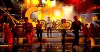 Copertina di “Ciao 2020”, sulla tv russa lo show di Capodanno è in italiano (maccheronico) e ipertrash: l’esilarante trasmissione satirica è già un cult – Video