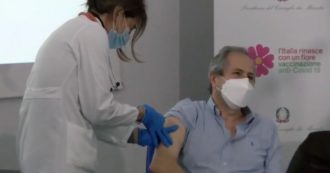 Copertina di Covid, Crisanti si vaccina a Padova: “È un momento di svolta”. L’iniezione trasmessa in diretta facebook dall’azienda ospedaliera
