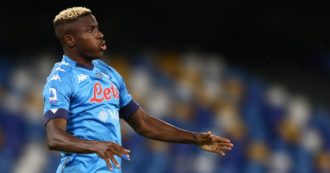 Copertina di Napoli, Victor Osimhen positivo al Covid di rientro dalle vacanze. Spuntano i video di una festa in Nigeria senza mascherine