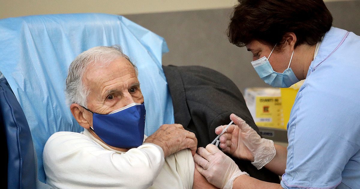 Over 50 non vaccinati, Garattini: “Grossissimo problema, ma la comunicazione è scarsa. Il governo faccia un piano serio per gli indecisi. Green pass? Sbagliato equiparare tampone e dosi”