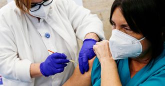Vaccino anti-Covid, l’Italia supera la soglia delle 400mila vaccinazioni. Somministrato il 44% delle dosi consegnate