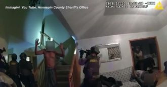 Copertina di Usa, famiglia denuncia “troppa violenza” durante perquisizione della polizia: lo sceriffo diffonde il video della bodycam. “Ecco come hanno agito”