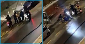 Copertina di Napoli, in 6 aggrediscono un rider per rubargli lo scooter: il filmato della rapina diventa virale. Gara di solidarietà per aiutare la vittima