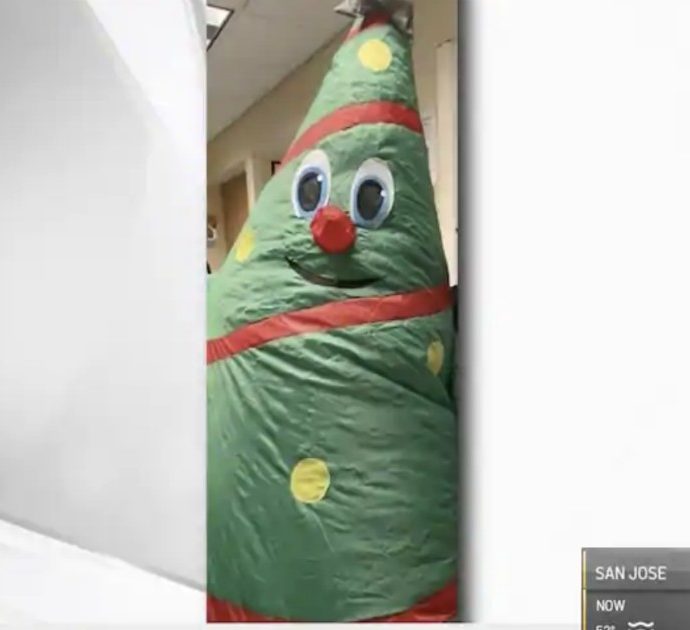 Si veste da albero di Natale per portare gioia in ospedale: 43 positivi e un morto “a causa del ventilatore del costume”