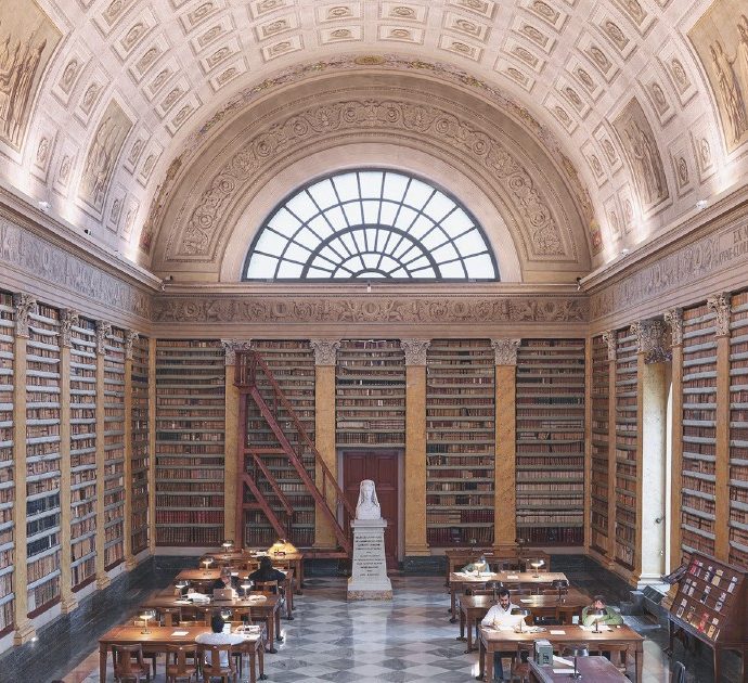 Premio Fondazione Napoli: vincitori e vinti salgono sul palco del Mercadante. Il presidente Ciruzzi: “Per Natale regaliamo libri e Cultura con la C maiuscola”