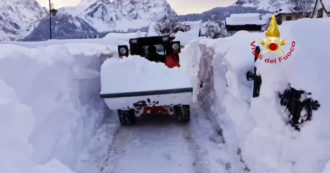 Copertina di Udine, le ruspe dei vigili del fuoco in azione contro i muri di neve a Sappada – Video