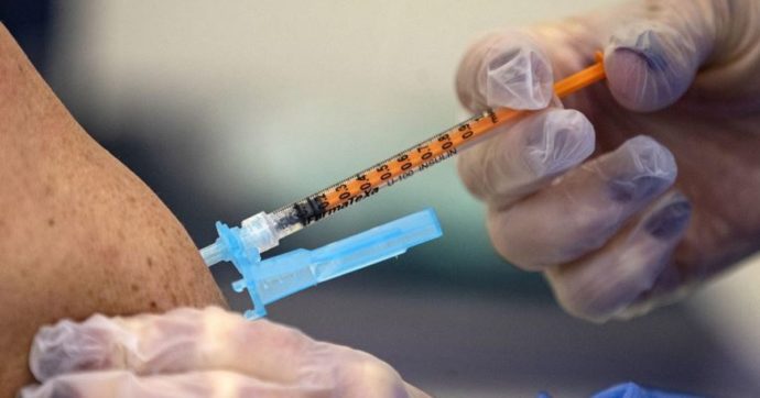 Coronavirus, Galli: “Medici e sanitari che si sono già contagiati aspettino a fare il vaccino”