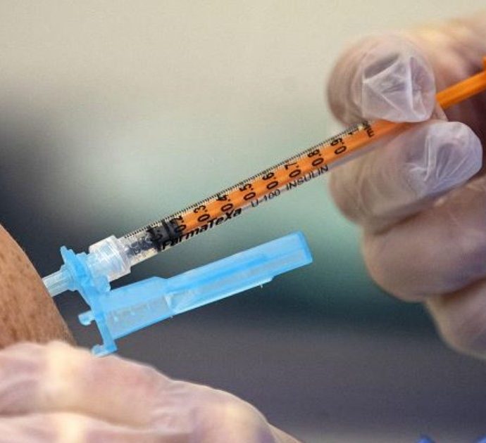Padre no-vax uccide il figlio di nove anni e poi si suicida: “Il governo ci vuole vaccinare per controllarci”