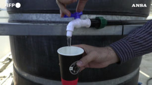 Copertina di Estrarre acqua potabile direttamente dall’aria (e con l’energia solare)? Ecco come ci sta riuscendo un’azienda israeliana – Video