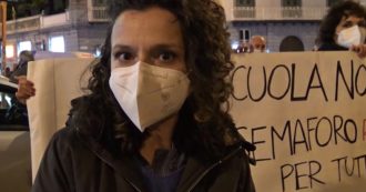 Copertina di Napoli, genitori e docenti protestano contro il rinvio della riapertura delle scuole: “Da mesi conviviamo con il virus, non è più emergenza”