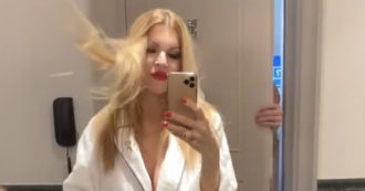 Copertina di Rita Rusic fa un video dal bagno e lo posta su Instagram. Ma dalla doccia spunta l’uomo nudo
