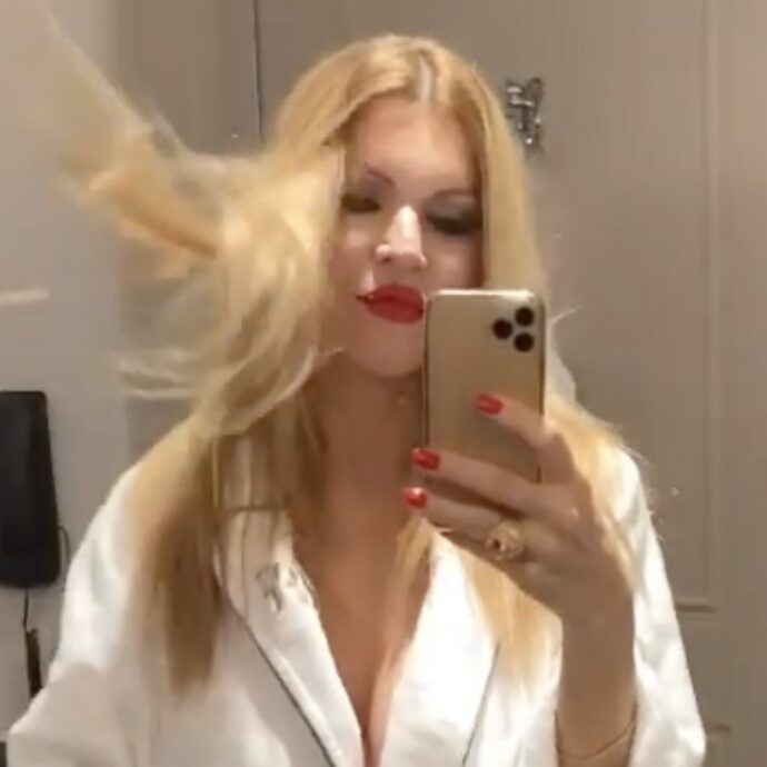 Rita Rusic fa un video dal bagno e lo posta su Instagram. Ma dalla doccia spunta l’uomo nudo