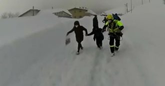 Copertina di Madre e figlio intrappolati in casa sotto due metri di neve: il salvataggio dei vigili del fuoco è spettacolare