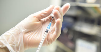 Vaccino Covid, siringhe “sbagliate” inviate in Piemonte, Lombardia e Liguria? Non sono inutili: servono per la diluizione
