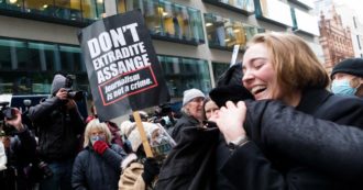 Copertina di Assange, no a estradizione negli Usa: “Rischia la vita”