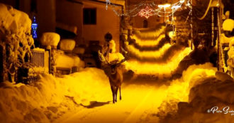 Copertina di L’Aquila, esce di casa a spalare la neve e si ritrova in un sogno a occhi aperti: “Che spettacolo” – Video