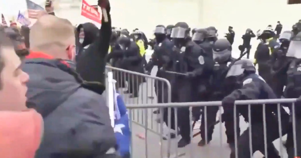 Elezioni Usa, sostenitori di Trump tentano di entrare al Congresso: scontri con la polizia – Video