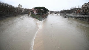 Copertina di Maltempo a Roma, sale il livello del Tevere dopo le incessanti piogge. Le immagini