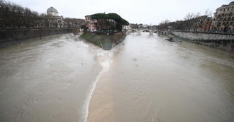 Copertina di Maltempo a Roma, sale il livello del Tevere dopo le incessanti piogge. Le immagini