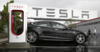 Copertina di Tesla, 2020 da record con quasi mezzo milione di auto. Elon Musk: “Ora la guida autonoma”