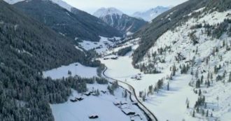 Copertina di Alto Adige, col drone sulla Val d’Ultimo coperta dalla neve: le immagini sono suggestive – Video