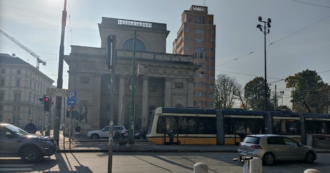 Copertina di Ragazza investita e uccisa dal tram a Milano, il gip dispone nuove indagini: “No archiviazione, serve perizia per accertare visuale dell’autista”