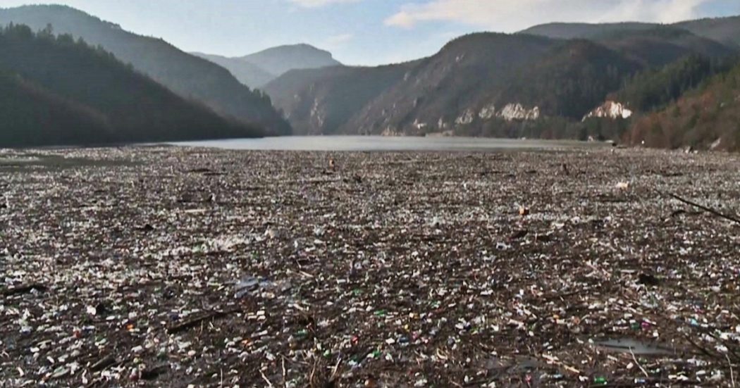 Bosnia, tonnellate di rifiuti invadono la diga sul fiume Drina. Le immagini