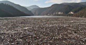 Copertina di Bosnia, tonnellate di rifiuti invadono la diga sul fiume Drina. Le immagini