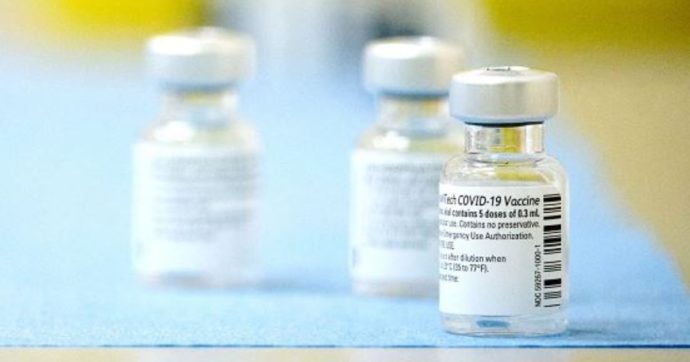 Vaccino anti-Covid, l’Italia è il secondo Paese Ue con più somministrazioni in rapporto alla popolazione: 322.943 dosi iniettate