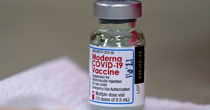 Vaccino Covid, via libera dell’Aifa alla terza dose di Moderna ai maggiorenni: “Booster non prima di sei mesi dall’ultima iniezione”