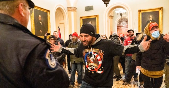 Assalto a Capitol Hill, “dietro le violenze ci sono gli antifa”: le fake news di trumpiani e conservatori