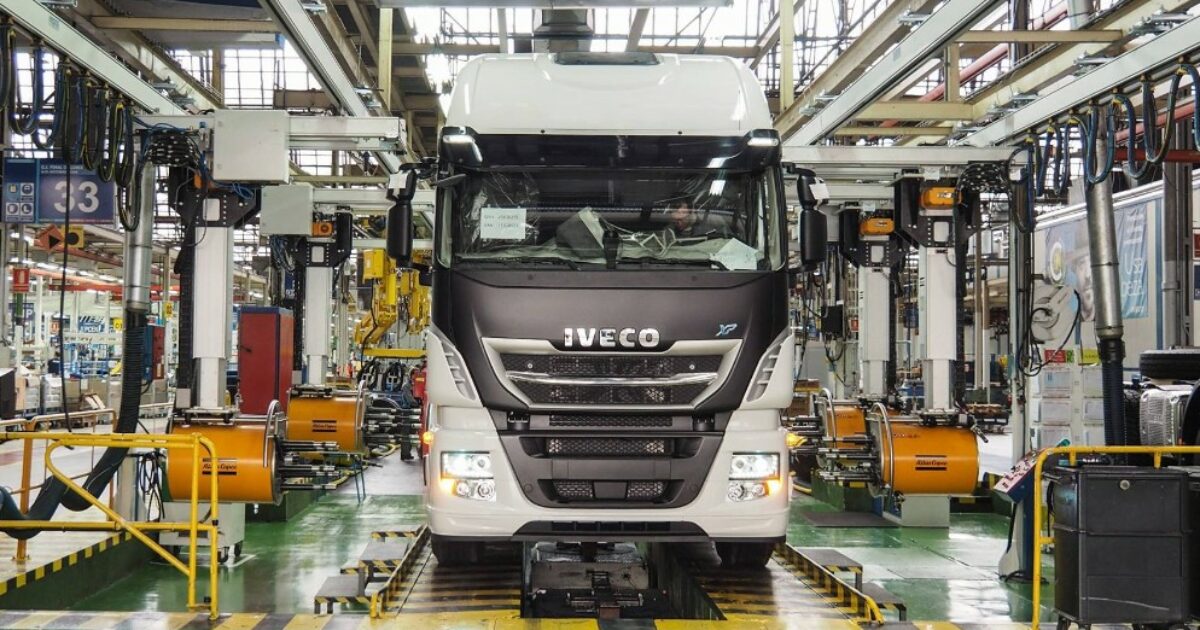 Elkann vende anche Iveco: va all’indiana Tata. Il settore difesa a Leonardo