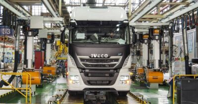 Copertina di Elkann vende anche Iveco: va all’indiana Tata. Il settore difesa a Leonardo