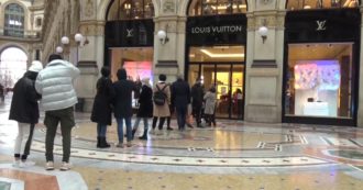 Copertina di Al via i saldi invernali in Lombardia, a Milano code fuori dal negozio Louis Vuitton – Video