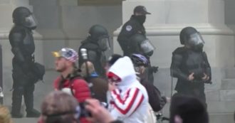 Copertina di Washington, la polizia usa gas lacrimogeni per disperdere i manifestanti: polizia e sostenitori di Trump si affrontano al Campidoglio