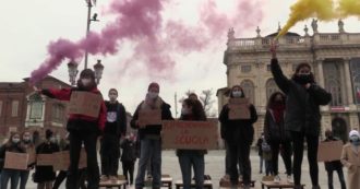 Copertina di Torino, studenti salgono sui banchi contro la didattica a distanza. “È escludente ed ha ricadute psicologiche pesanti per noi giovani”