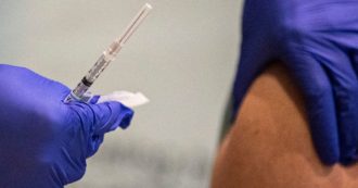 Copertina di Covid, 21 casi di reazioni al vaccino in Usa su 1,9 milioni. Il virologo Silvestri: “Fatto. Uno dei momenti più emozionanti da scienziato”