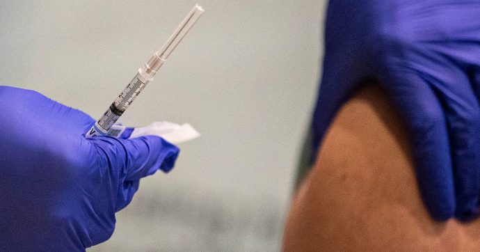 Covid, 21 casi di reazioni al vaccino in Usa su 1,9 milioni. Il virologo Silvestri: “Fatto. Uno dei momenti più emozionanti da scienziato”